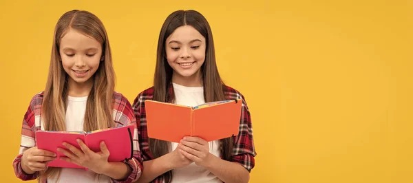 Amigas Escola Educação Liceu Amigos Meninas Com Caderno Retrato Estudante — Fotografia de Stock