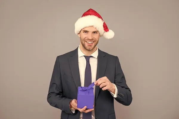 Бізнесмен Тримає Подарунок День Боксу Щасливий Новий Рік Різдвяні Покупки — стокове фото