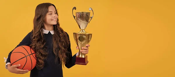 Premio Logro Deportivo Chica Adolescente Con Pelota Baloncesto Copa Campeona — Foto de Stock