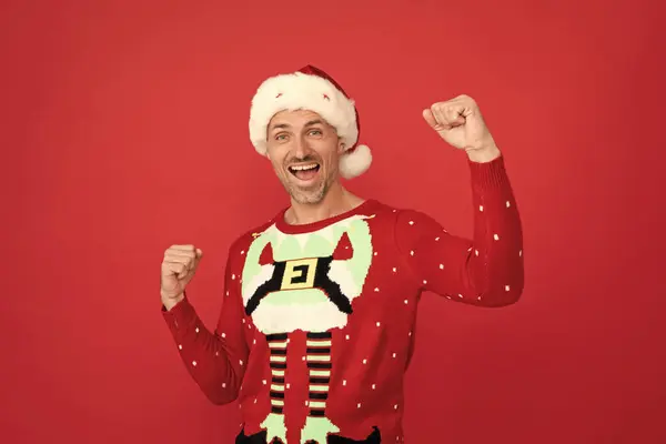 Cara Feliz Chapéu Papai Noel Grito Natal Jumper Fazendo Gesto — Fotografia de Stock