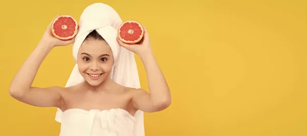 Vrolijk Kind Handdoek Met Grapefruit Gele Achtergrond Cosmetica Huidverzorging Voor — Stockfoto