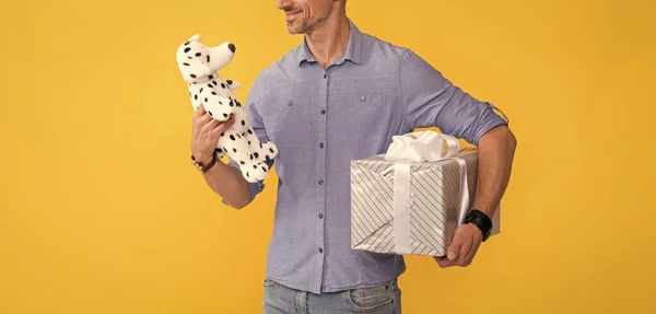 Мужчина Показывает Подарочную Коробку Корпоративный Подарок День Святого Валентина Подарок — стоковое фото