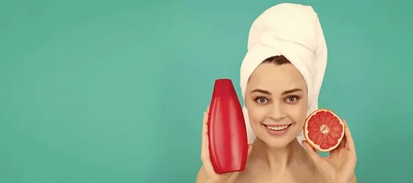 Fröhliche Frau Handtuch Mit Grapefruit Shampoo Flasche Auf Blauem Hintergrund — Stockfoto