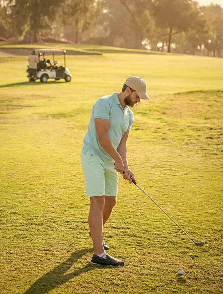 Homem Maduro Jogando Jogo Golfe Grama Verde Balanço Golfe — Fotografia de Stock