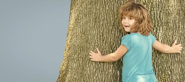 Ist Breit Junge Kind Versucht Baum Klettern Kindheit Und Jugend — Stockfoto