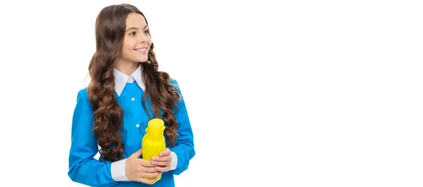 Ευτυχισμένο Παιδί Κρατήσει Κίτρινο Πλαστικό Μπουκάλι Υγρό Φαγητό Απομονώνονται Λευκό — Φωτογραφία Αρχείου