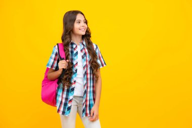 Sırt çantalı liseli kız. Tecrit edilmiş genç bir öğrenci. Çocuklar öğrenim, eğitim, öğrenim ve bilgi