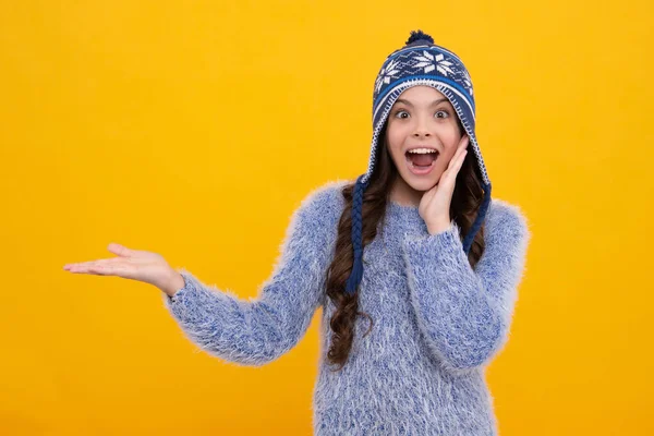 カラフルな青の背景に楽しさを持ってニット帽とセーターでファッション幸せな若い女性 興奮したティーン女の子 — ストック写真