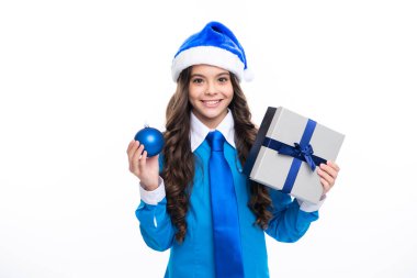 Noel Baba 'nın kızı. Beyaz izole edilmiş arka planda hediye kutusu tutan ergen bir çocuk. Çocukların doğum günü hediyesi. Noel veya Yeni Yıl hediye kutusu