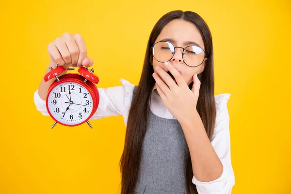 Cansado Aburrido Adolescente Estudiante Chica Mantenga Reloj Aislado Sobre Fondo — Foto de Stock