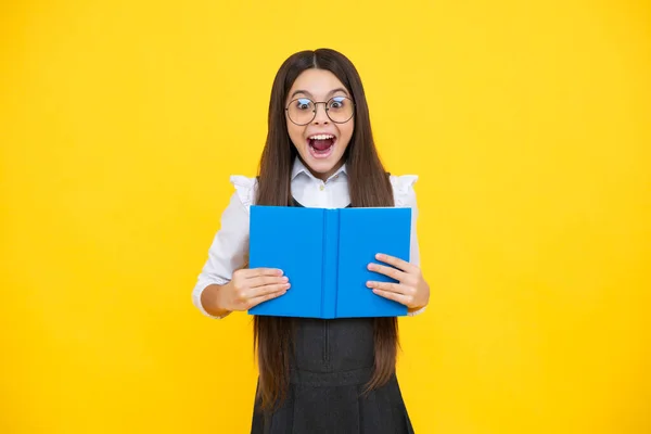 Schoolmeisje Met Kopieerboek Poseren Geïsoleerde Achtergrond Literatuurles Grammatica Intellectuele Kinderlezer — Stockfoto
