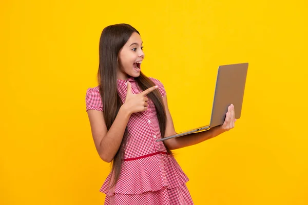 Şaşırmış Genç Kız Zole Edilmiş Stüdyo Geçmişine Sahip Dizüstü Bilgisayarı — Stok fotoğraf