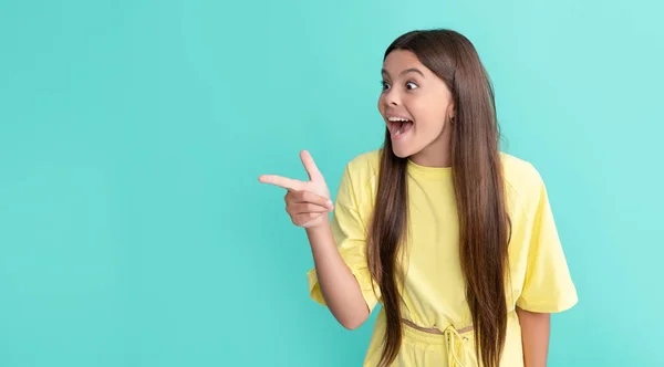 Menina Adolescente Espantado Com Dedo Longo Ponto Cabelo Fundo Azul — Fotografia de Stock