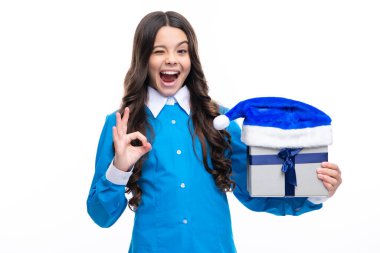 Heyecanlı bir yüz. Duygusal ergen çocuk doğum gününde hediye. Komik kız elinde hediye kutularıyla yeni yılı ya da Noel 'i kutluyor. Şaşırtıcı bir ifade, neşeli ve mutlu.