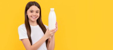 Mutlu çocuklar süt ürünleri bulundurur. Genç kız süt içecek. Sağlıklı bir yaşam tarzı. Ayrı çocuk yüzünün yatay posteri, afiş başlığı, kopyalama alanı