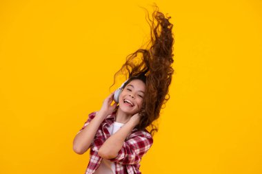 Şaşırmış bir genç. 12, 13, 14 yaşlarında komik bir kız. Kulaklıklı müzik dinliyor. Kulaklıklı genç kız kulaklıkla şarkı dinliyor. Heyecanlı genç kız