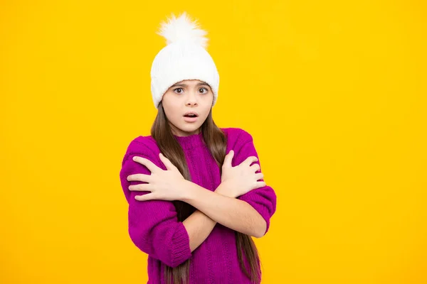 穿着毛衣 头戴针织帽子 背景呈黄褐色的现代少女 愤怒的少女 心烦意乱和不愉快的负面情绪 — 图库照片