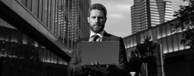 İş bilgisayarı iletişimi. Modern teknoloji. İnternet erişimi. e-postayı kontrol et Olgun Serbest Adam blog 'u çevrimiçi. İş adamı blog yazmak için dizüstü bilgisayar kullanıyor. Sosyal ağ ve web günlüğü.