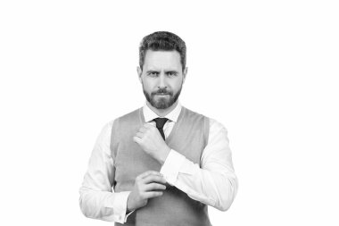 Gülümseyen sakallı zarif adam beyaz arka planda soyutlanmış, erkek modasında..