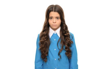 Üzgün çocuk portresi uzun kıvırcık saçlara sahiptir..