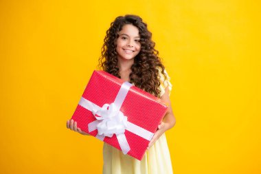 Mutlu ergen portresi. Duygusal ergen çocuk doğum gününde hediye. Komik kız elinde hediye kutularıyla yeni yılı ya da Noel 'i kutluyor. Gülümseyen kız