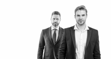 Patron ve resmi takım elbiseli çalışanlar beyaz, kopyalama alanı ve iş alanında izole edildi.