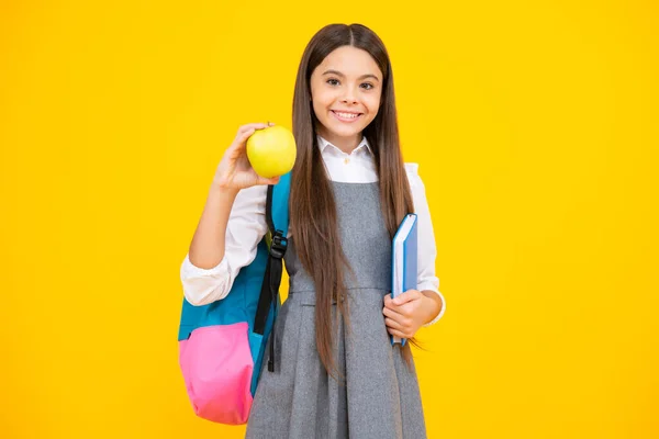 Uczennica Nastolatka Trzyma Książkę Żółtym Izolowanym Tle Studia Koncepcja Szkoły — Zdjęcie stockowe