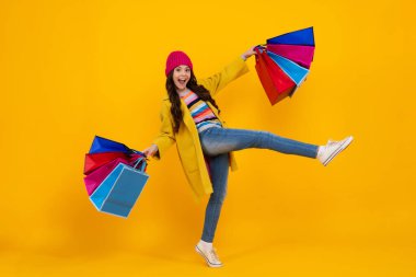 Şaşırmış bir genç. Gençler alışveriş torbasının tadını çıkarıyor. Moda tarzı bir çocuk. Çocuk kız alışverişe gitmeye hazır. Heyecanlı genç kız