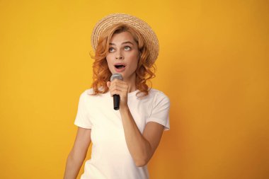 Mikrofon konuşma konsepti. Genç ve güzel bir kadın mikrofon kullanarak şarkı söylüyor.