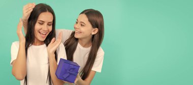 Anne ve kız çocuk afişi, kopyalama alanı, izole edilmiş arka plan. En iyi anne için. Çocuk kızı, anneye hediye kutusu verir. Anneler Günün kutlu olsun. Anneler Günü kutlaması