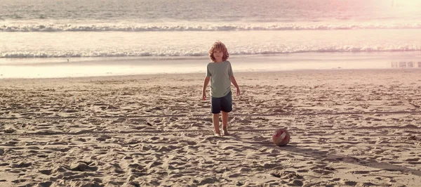 Dziecko Bawić Się Piłką Nożną Plaży Letnie Wakacje Poziomy Projekt — Zdjęcie stockowe