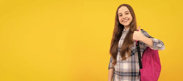 Criança Alegre Camisa Quadriculada Com Mochila Fundo Amarelo Retrato Estudante — Fotografia de Stock