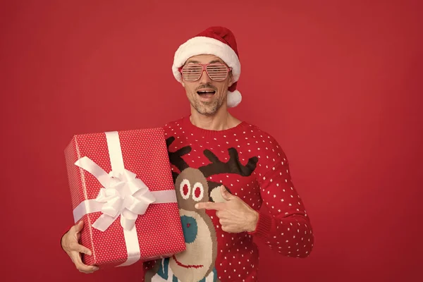 Asombrado Chico Navidad Señalar Dedo Caja Actual Sobre Fondo Rojo — Foto de Stock