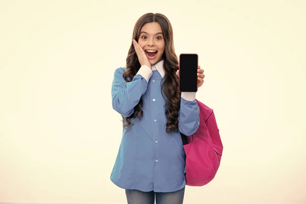 兴奋的脸十几岁的女学生带着手机 背景偏僻 惊讶的表情 快乐而快乐 — 图库照片