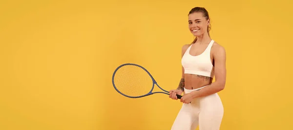 Glad Tennisspelare Sportkläder Med Racket Gul Bakgrund Idrottsman Kvinna Isolerad — Stockfoto