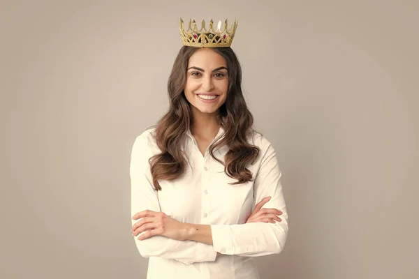 Joven Mujer Encantadora Corona Sobre Fondo Gris Chica Con Corona —  Fotos de Stock