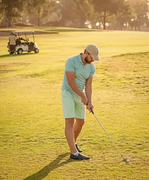 Jogador Golfe Masculino Curso Profissional Com Grama Verde Tempo Ensolarado — Fotografia de Stock