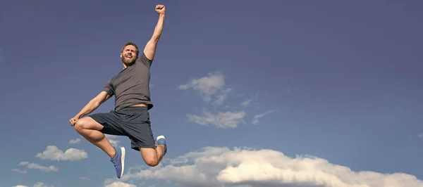 Mann Rennt Und Springt Banner Mit Kopierraum Muskulöser Mann Springt — Stockfoto