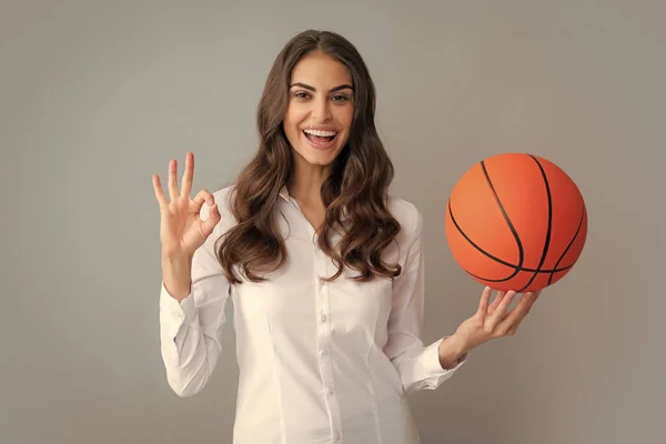Щаслива Жінка Вивіскою Тримає Баскетбол Ізольований Сірому Фоні — стокове фото