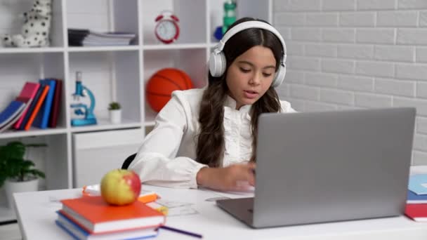Glimlachende Leerling Meisje Schooluniform Oortjes Communiceren Video Les Met Computer — Stockvideo