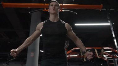 Sporcu spor salonunda spor yaparken spor yapıyor. Formdaki adam spor salonunda spor yapıyor. Formunu geliştiriyor. Jimnastik. Spor ve egzersizler..