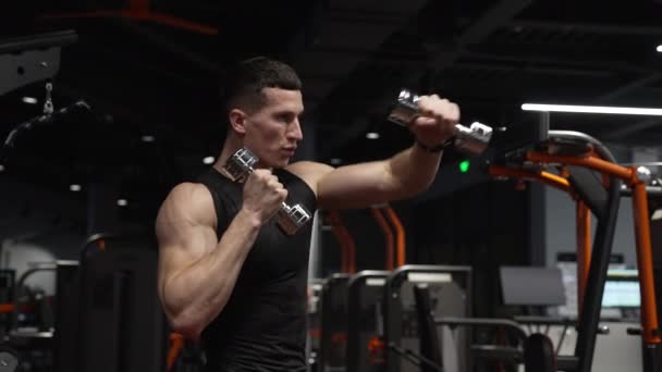Spor Salonunda Dambıllarla Yumruk Atan Atletik Bir Adam Spor Salonunda — Stok video