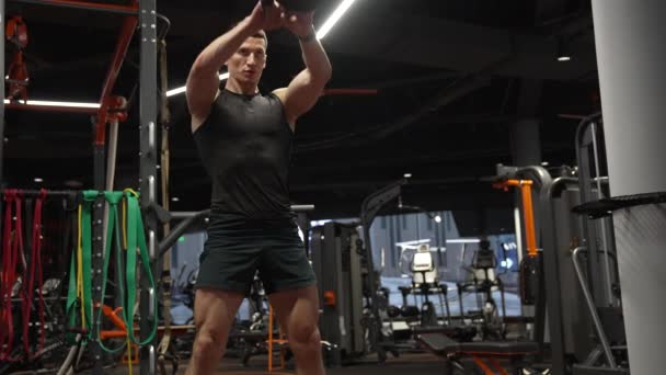 Siłownia Trening Sportowy Kettlebellem Sportowiec Squatting Kettlebell Siłowni — Wideo stockowe