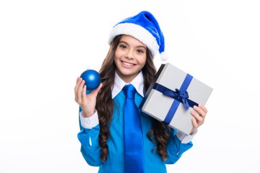 Yeni yıl ya da Noel hediyesi. Stüdyonun arka planında izole edilmiş hediye kutusunu tutan genç bir kızın portresi.