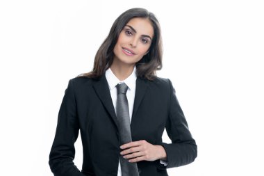 Takım elbiseli ve kravatlı iş kadını. Kendine güvenen bir kadın girişimci. İş kadını doğru kravat, iş toplantısı için hazırlanın. Beyaz arkaplanda izole edilmiş çekici ve zarif bir tamir elbisesi portresi