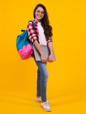 Okul çocuğu. Uzaktan öğrenme online mesafe eğitimi, uzaktan eğitim. Liseli kız dizüstü bilgisayar tutuyor. Mutlu ergen, pozitif ve gülümseyen genç kız duyguları