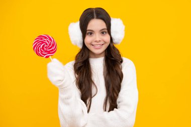 Lolipopu olan ergen bir kız, şeker yiyen bir çocuk, şekerci dükkanı olan çocuklar. Heyecanlı genç kız. Mutlu yüz, pozitif ve gülümseyen genç kız duyguları