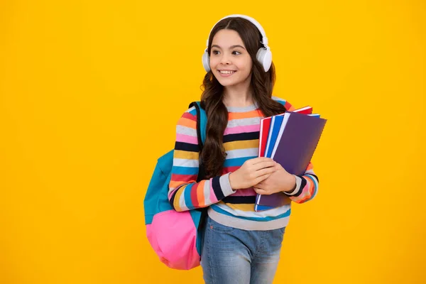 Uczennica Nastoletnia Studentka Słuchawkach Książki Odosobnionym Środowisku Studyjnym Dzieciaki Szkolnym — Zdjęcie stockowe