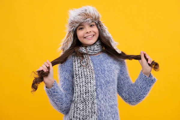 Chica Adolescente Moderna Con Suéter Sombrero Punto Sobre Fondo Amarillo — Foto de Stock