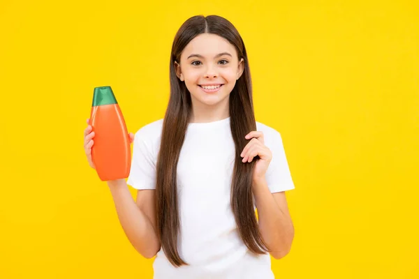 Teenager Κορίτσι Παιδί Δείχνει Μπουκάλι Σαμπουάν Conditioners Αφρόλουτρο Καλλυντικό Προϊόν — Φωτογραφία Αρχείου
